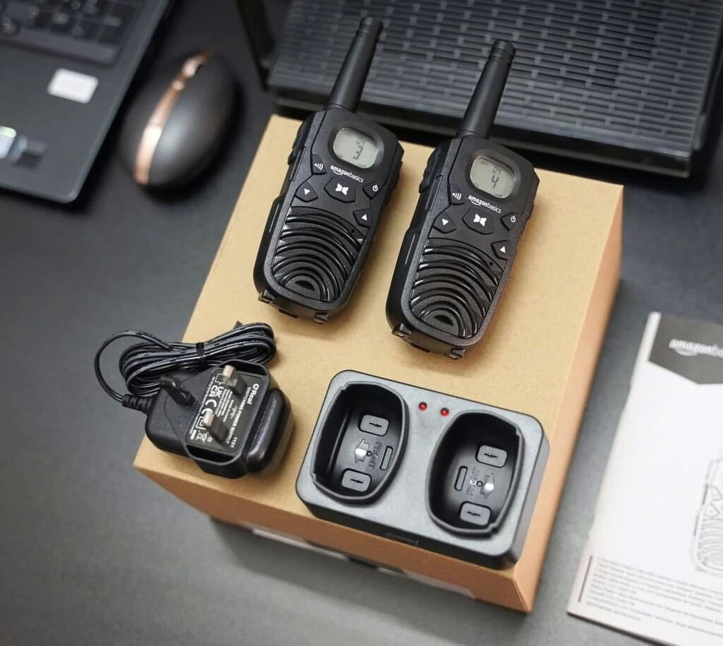2c Bộ đàm 2 chiều Amazon Basics (Mỹ) có bộ sạc để bàn, pin, kết nối đường dài, kèm pin sạc - Ảnh 3