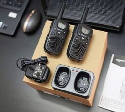 2c Bộ đàm 2 chiều Amazon Basics (Mỹ) có bộ sạc để bàn, pin, kết nối đường dài,…