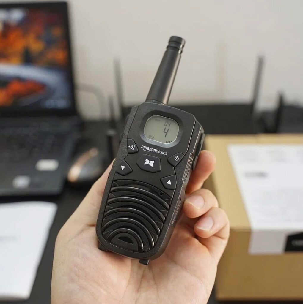 2c Bộ đàm 2 chiều Amazon Basics (Mỹ) có bộ sạc để bàn, pin, kết nối đường dài, kèm pin sạc - Ảnh 4