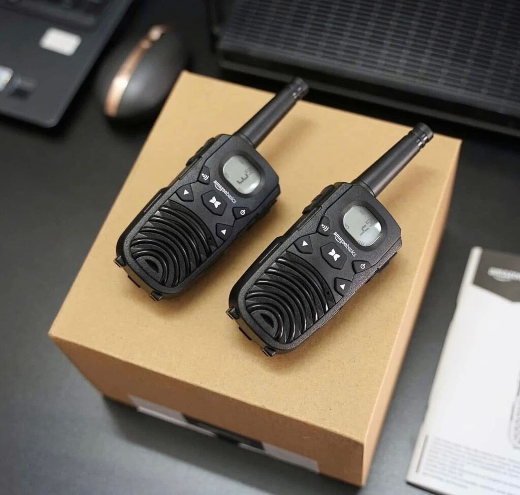 2c Bộ đàm 2 chiều Amazon Basics (Mỹ) có bộ sạc để bàn, pin, kết nối đường dài, kèm pin sạc - Ảnh 2