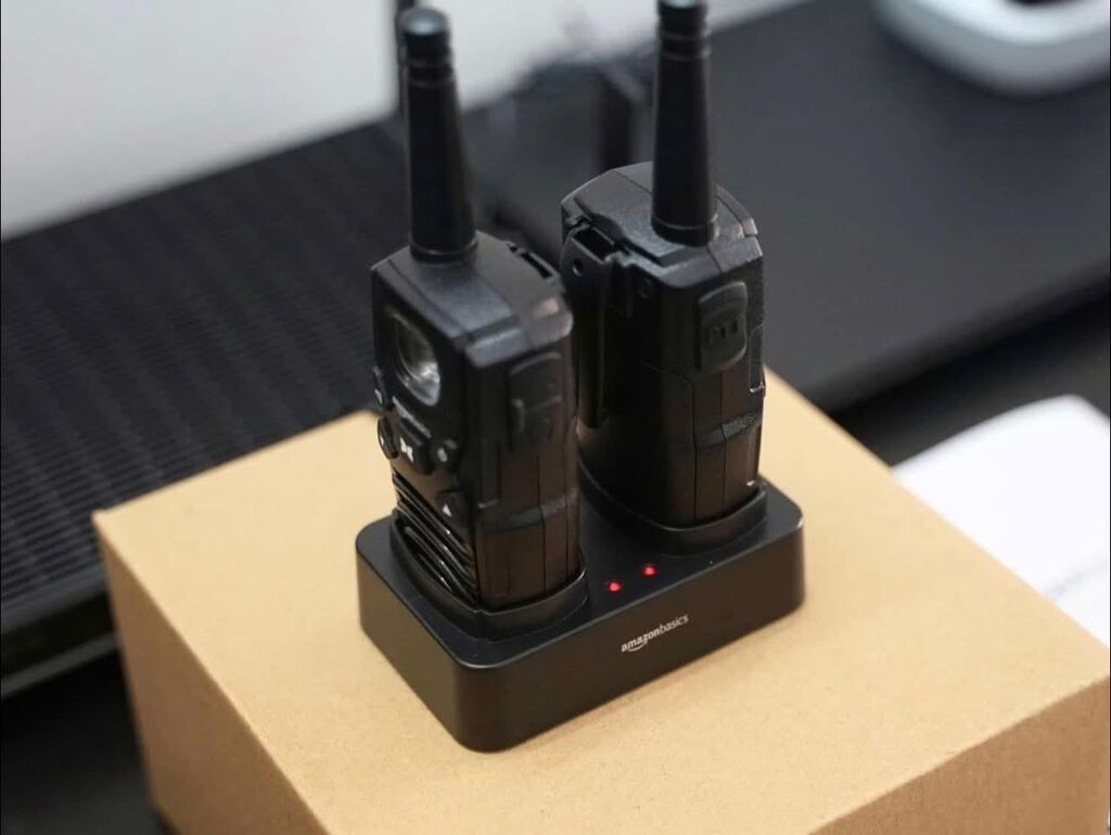2c Bộ đàm 2 chiều Amazon Basics (Mỹ) có bộ sạc để bàn, pin, kết nối đường dài, kèm pin sạc - Ảnh 5