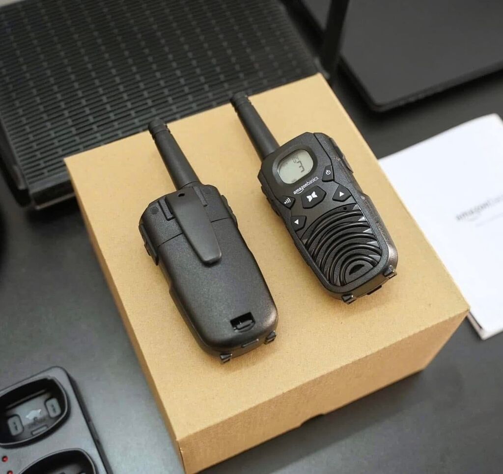 2c Bộ đàm 2 chiều Amazon Basics (Mỹ) có bộ sạc để bàn, pin, kết nối đường dài, kèm pin sạc - Ảnh 6