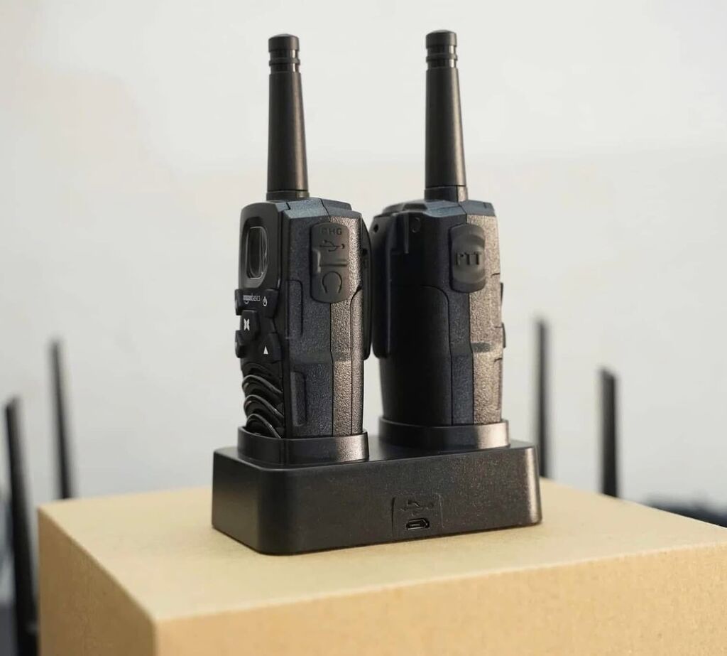 2c Bộ đàm 2 chiều Amazon Basics (Mỹ) có bộ sạc để bàn, pin, kết nối đường dài, kèm pin sạc - Ảnh 8