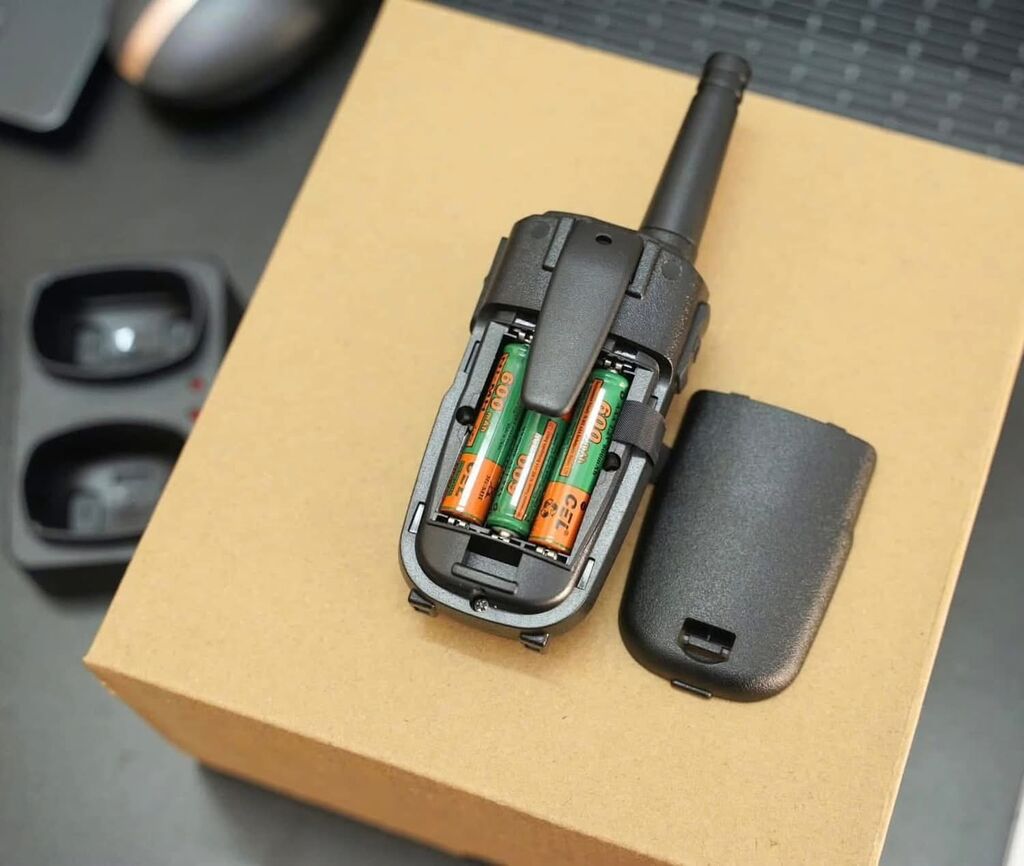 2c Bộ đàm 2 chiều Amazon Basics (Mỹ) có bộ sạc để bàn, pin, kết nối đường dài, kèm pin sạc - Ảnh 7