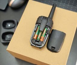 2c Bộ đàm 2 chiều Amazon Basics (Mỹ) có bộ sạc để bàn, pin, kết nối đường dài,…