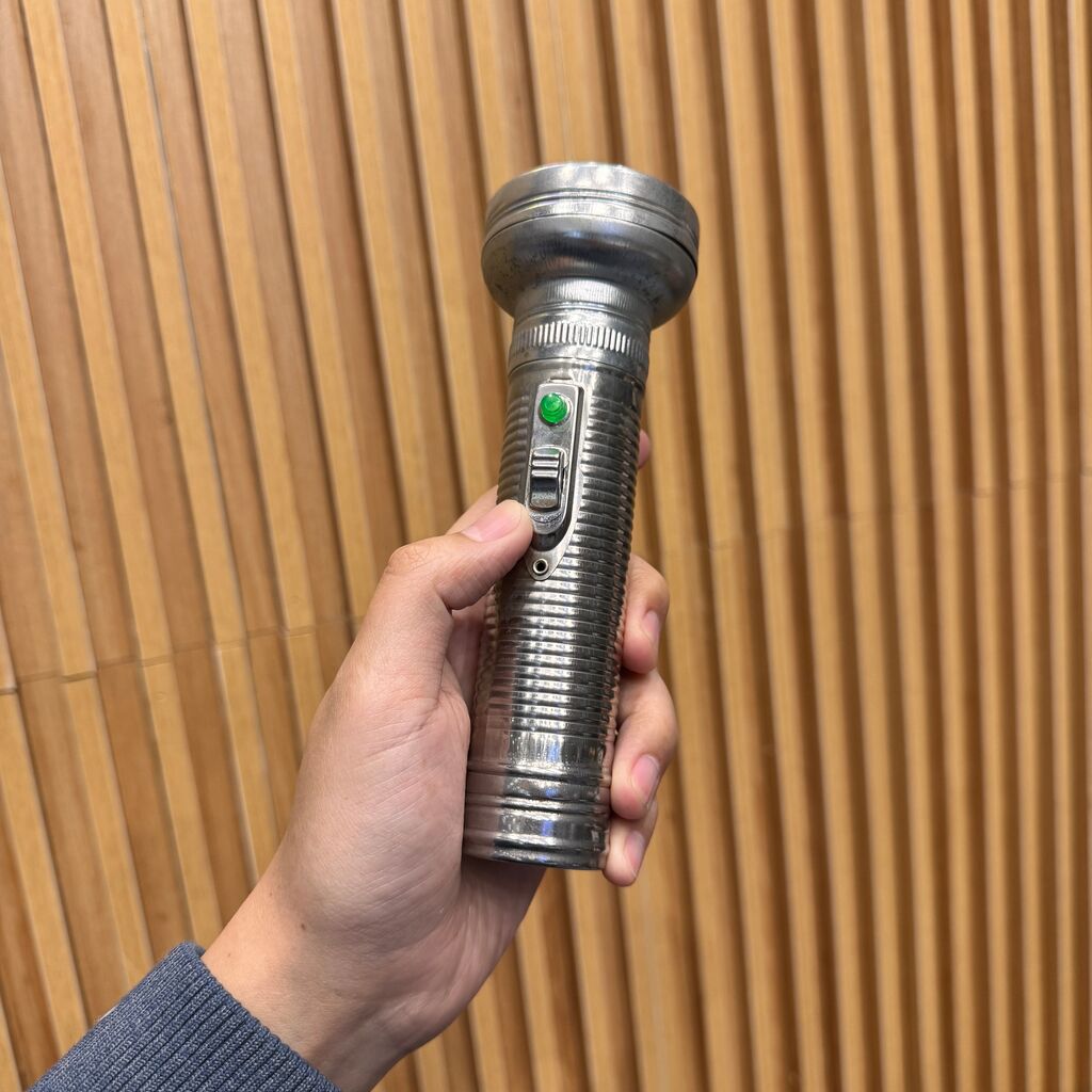 Đèn pin vỏ kim loại huyền thoại , dùng pin tiểu hoặc pin đại đều được.