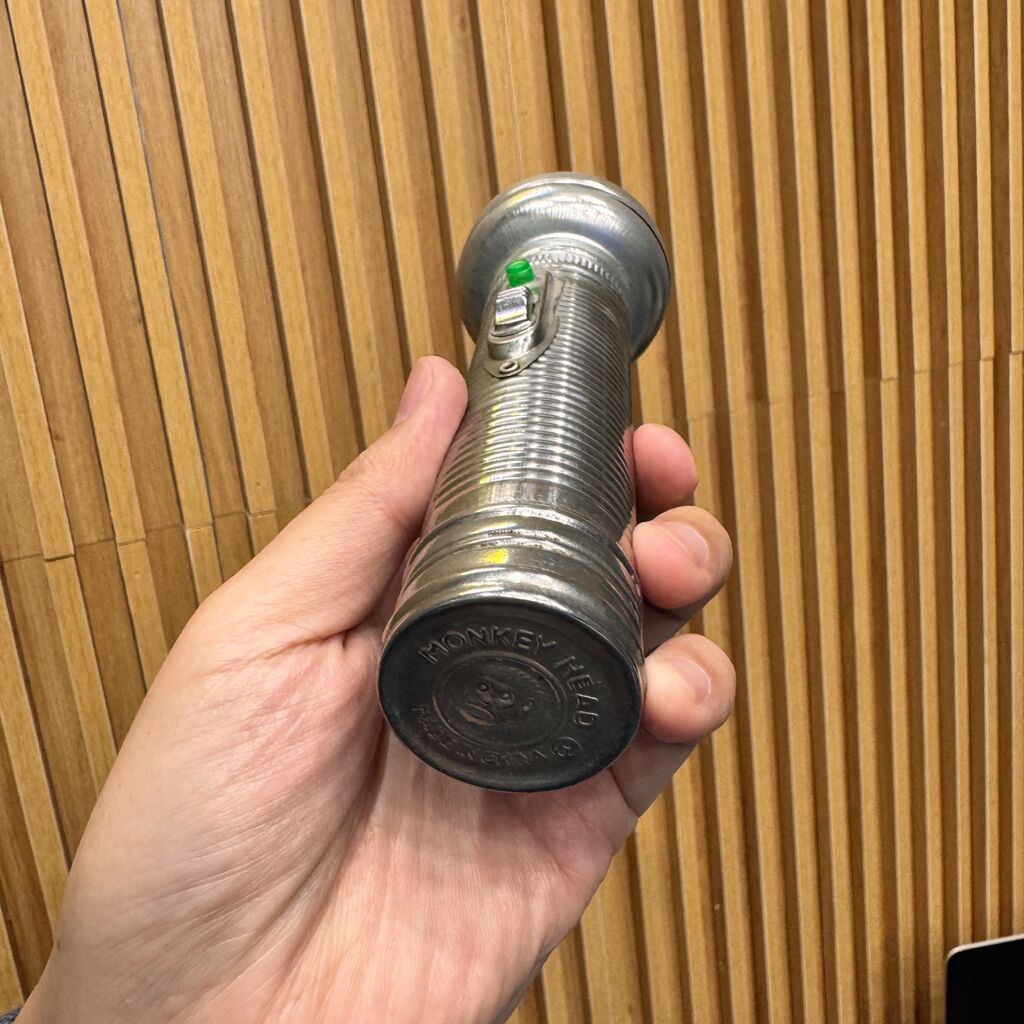 Đèn pin vỏ kim loại huyền thoại , dùng pin tiểu hoặc pin đại đều được. - Ảnh 2