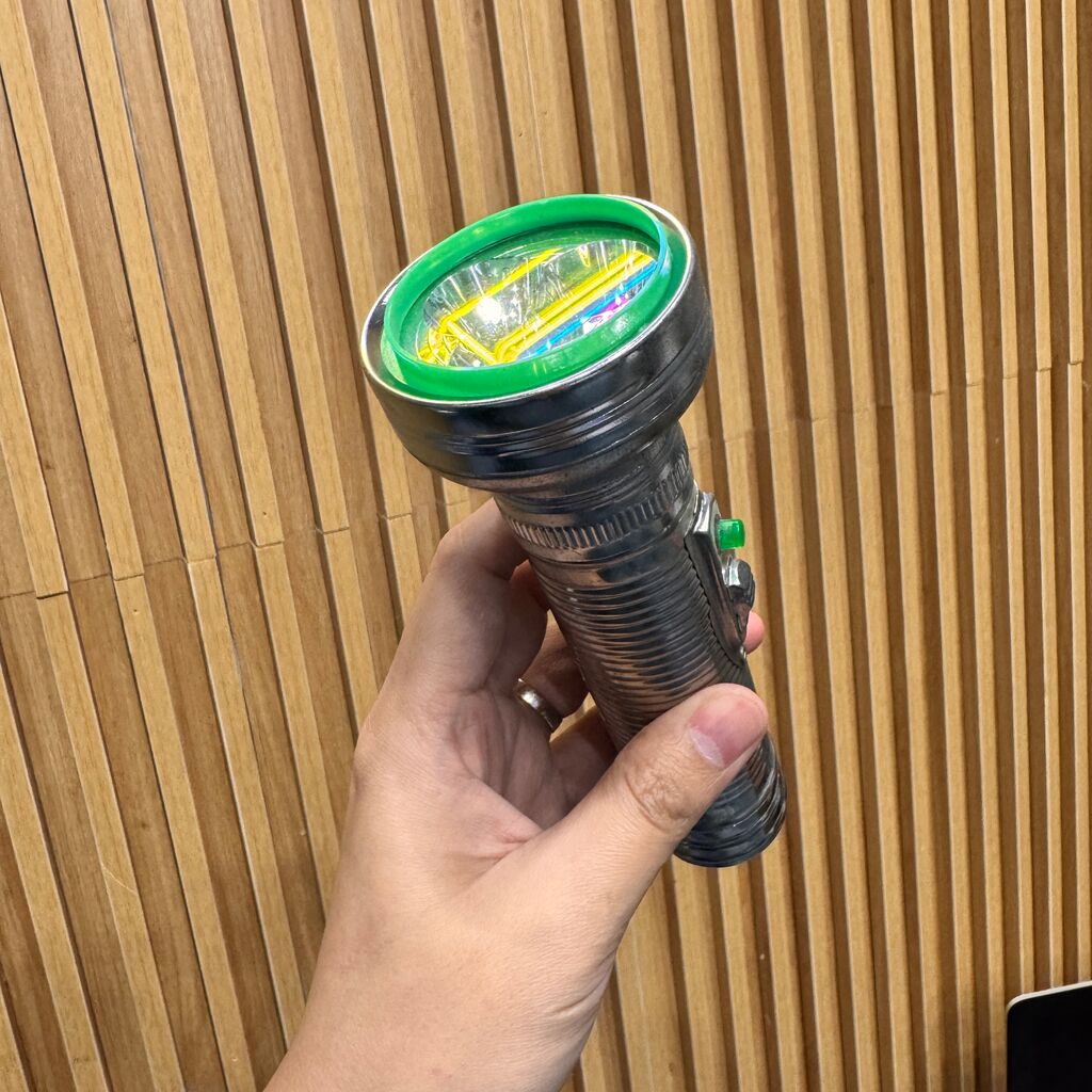 Đèn pin vỏ kim loại huyền thoại , dùng pin tiểu hoặc pin đại đều được. - Ảnh 3