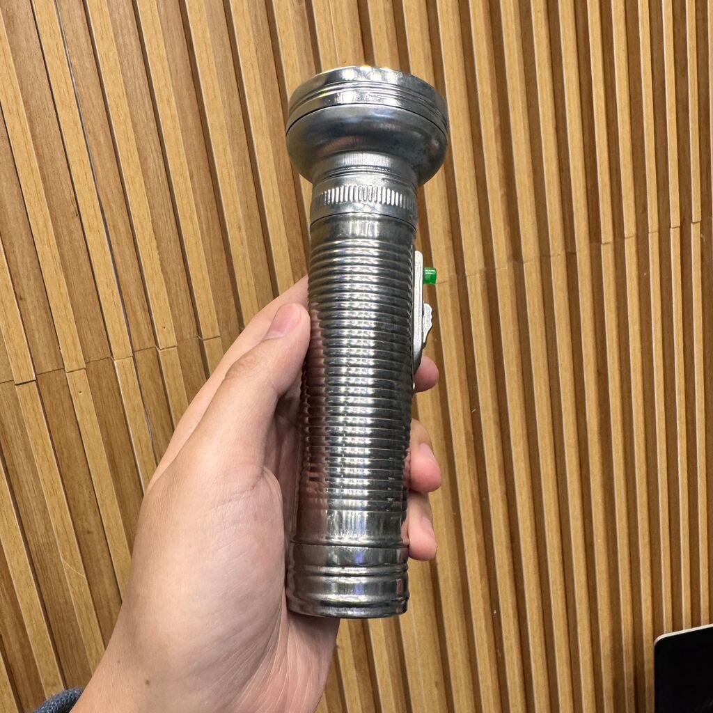 Đèn pin vỏ kim loại huyền thoại , dùng pin tiểu hoặc pin đại đều được. - Ảnh 4