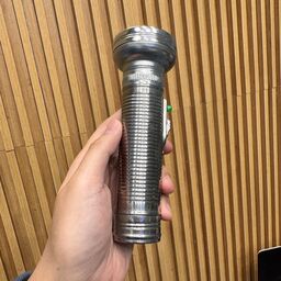 Đèn pin vỏ kim loại huyền thoại , dùng pin tiểu hoặc pin đại đều được.