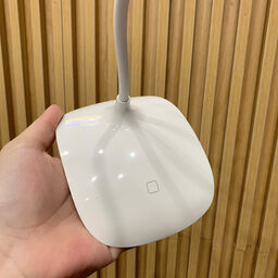Đèn bàn LED đọc sách GOOSENECK SSL-908-WT , cáp sạc bị ố vàng