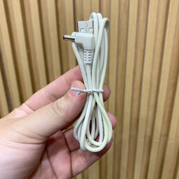Đèn LED kẹp bàn đọc sách GOOSENECK SSL-909-WT ( cáp sạc bị ố vàng)