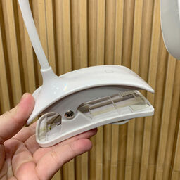 Đèn LED kẹp bàn đọc sách GOOSENECK SSL-909-WT ( cáp sạc bị ố vàng)