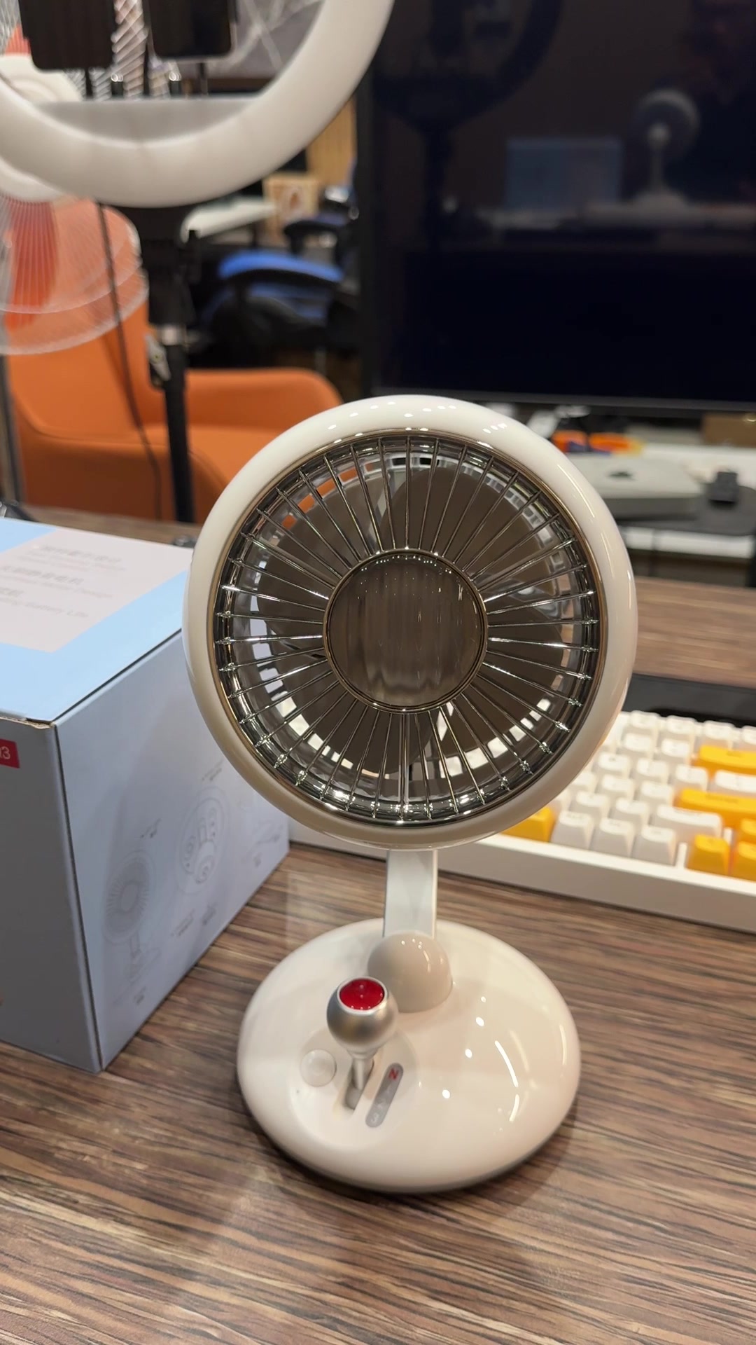 Tính năng Quạt bàn tích điện D5J phong cách Retro cổ điển, tích hợp đèn, có túp năng xoay Chi tiết tính năng nổi bật và chất liệu bền bỉ của Quạt bàn tích điện D5J phong cách Retro cổ điển, tích hợp đèn, có túp năng xoay
