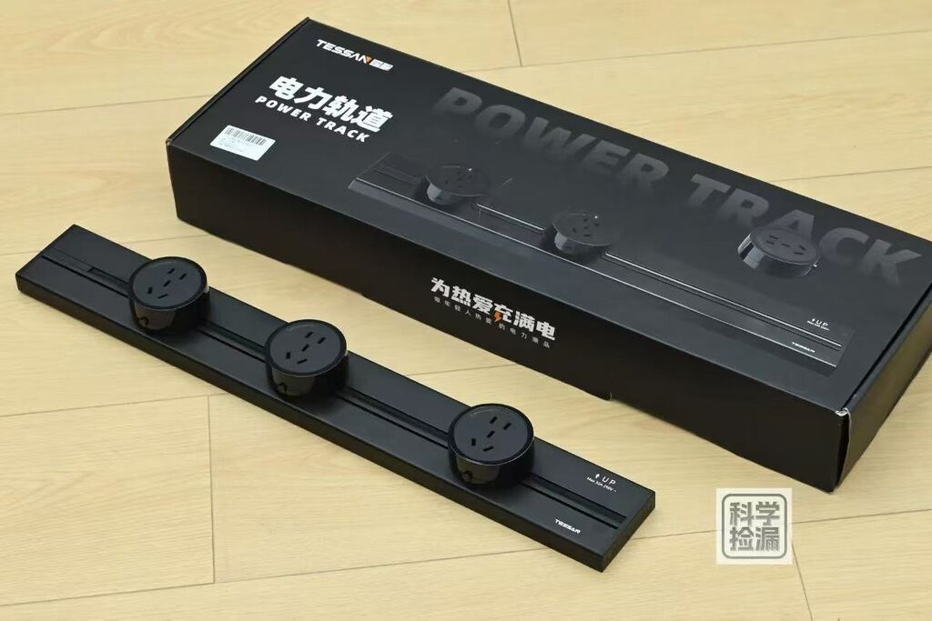 Ổ điện ray gắn tường 8000W hãng TESSAN , dài 60cm, với 3 ổ cắm di chuyển được