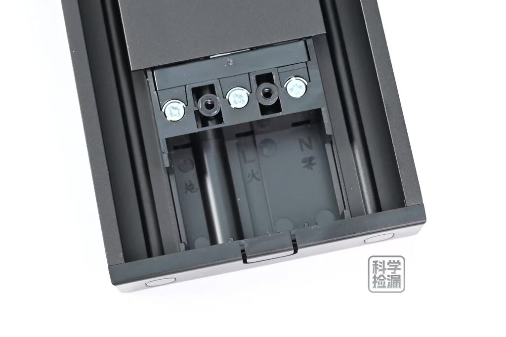 Ổ điện ray gắn tường 8000W hãng TESSAN , dài 60cm, với 3 ổ cắm di chuyển được - Ảnh 3