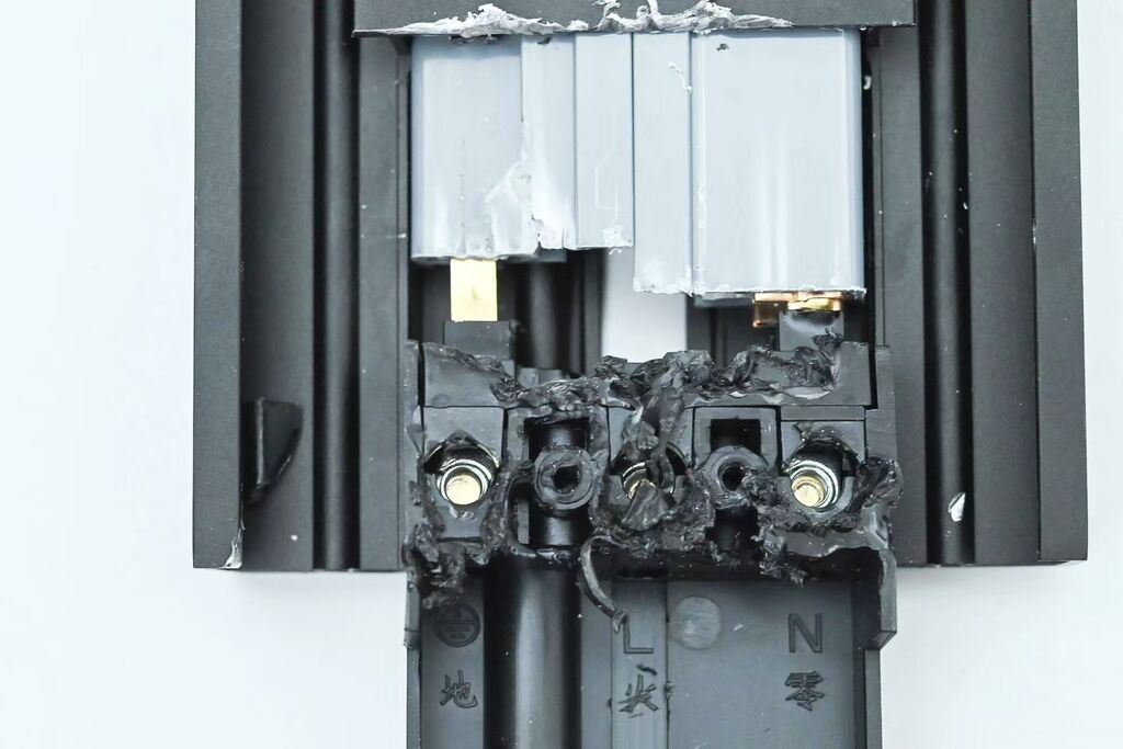 Ổ điện ray gắn tường 8000W hãng TESSAN , dài 60cm, với 3 ổ cắm di chuyển được - Ảnh 8