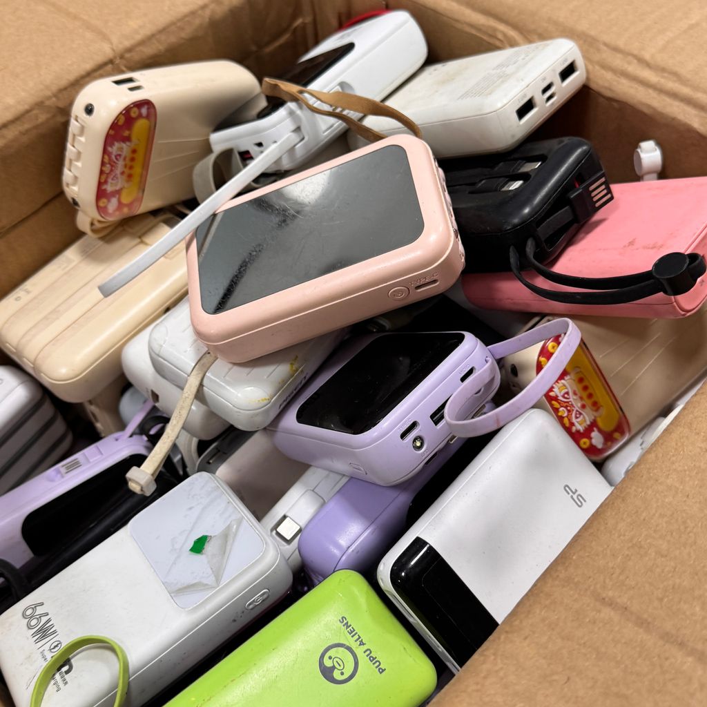 Pin dự phòng không hộp lẫn mẫu, đã qua sử dụng, hàng tịch thu ở Sân Bay - Ảnh 6