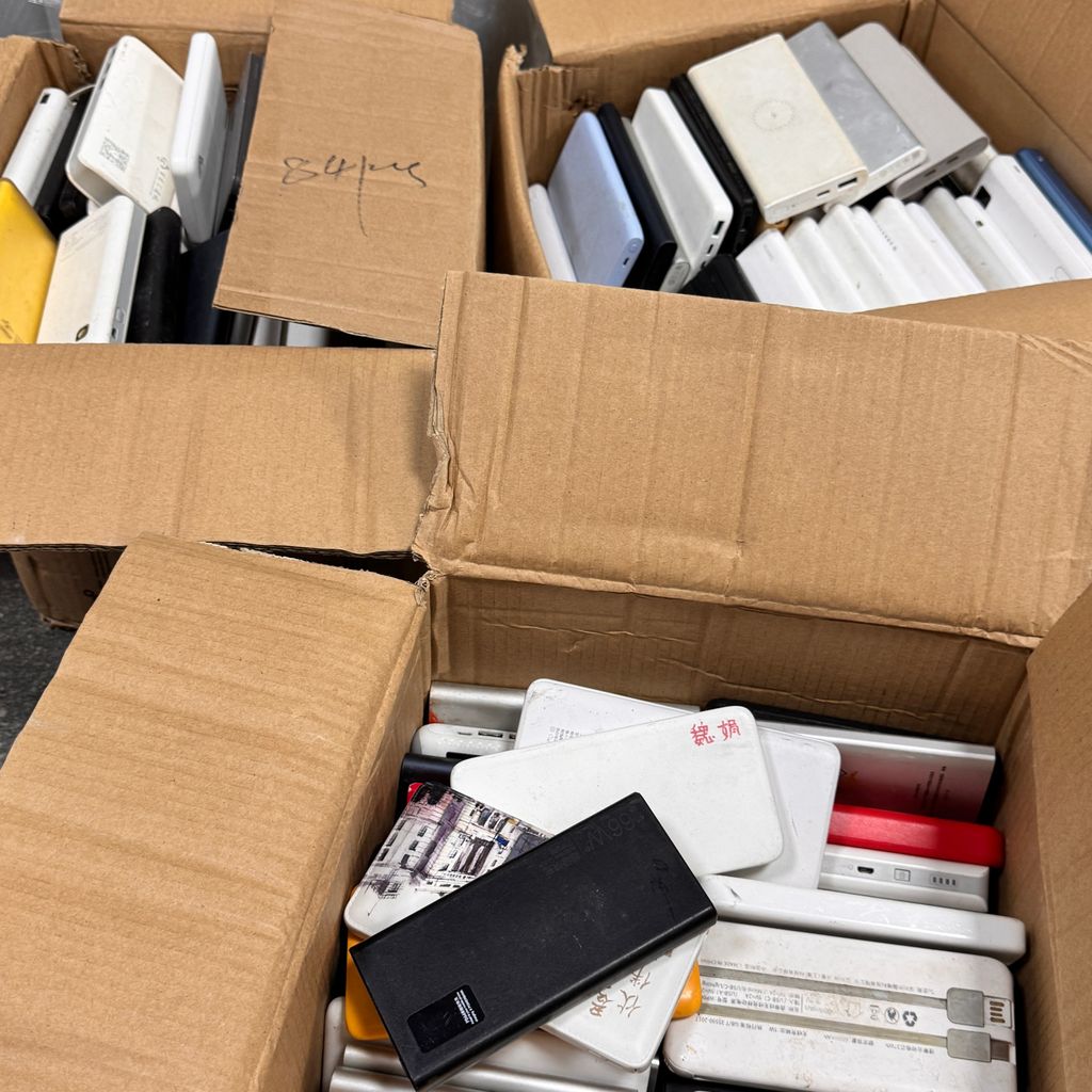 Pin dự phòng không hộp lẫn mẫu, đã qua sử dụng, hàng tịch thu ở Sân Bay - Ảnh 4