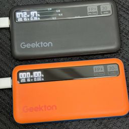 Pin dự phòng 10.000mAh Geekton C1110mAh sạc nhanh 30W - có màn hình đo dòng sạc