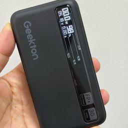 Pin dự phòng 10.000mAh Geekton C1110mAh sạc nhanh 30W - có màn hình đo dòng sạc