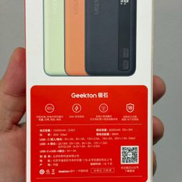 Pin dự phòng 10.000mAh Geekton C1110mAh sạc nhanh 30W - có màn hình đo dòng sạc