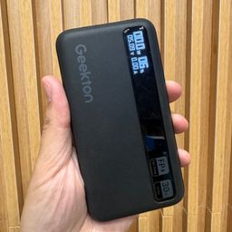 Pin dự phòng 10.000mAh Geekton C1110mAh sạc nhanh 30W - có màn hình đo dòng sạc