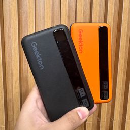 Pin dự phòng 10.000mAh Geekton C1110mAh sạc nhanh 30W - có màn hình đo dòng sạc