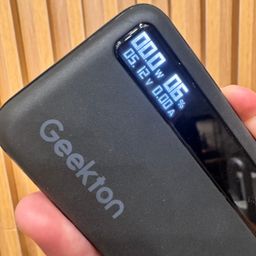 Pin dự phòng 10.000mAh Geekton C1110mAh sạc nhanh 30W - có màn hình đo dòng sạc