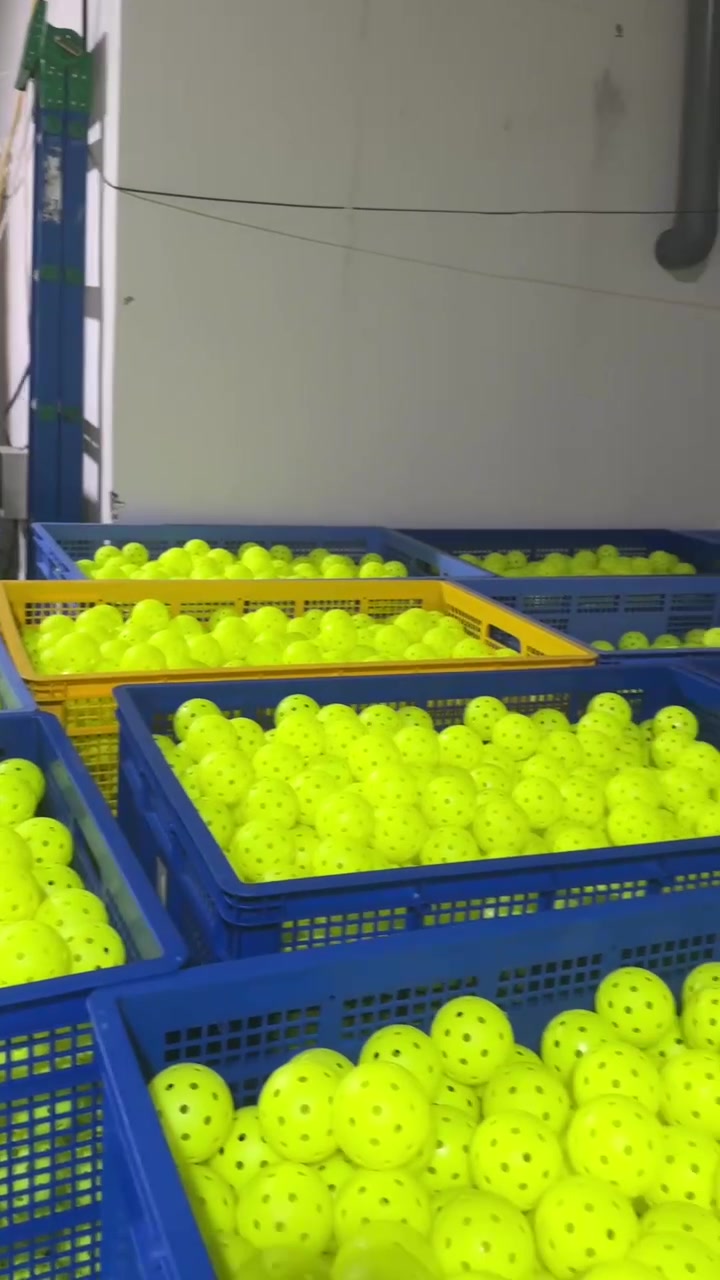 Hộp 6 quả bóng thi đấu Pickleball chính hãng Gold Pick, bóng 40 lỗ, nhựa nguyên sinh thực tế Hộp 6 quả bóng thi đấu Pickleball chính hãng Gold Pick, bóng 40 lỗ, nhựa nguyên sinh - Góc chụp chi tiết thực tế 35