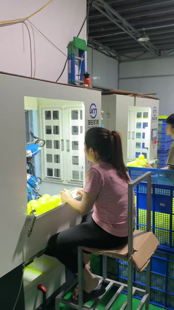 Hộp 6 quả bóng thi đấu Pickleball chính hãng Gold Pick, bóng 40 lỗ, nhựa nguyên sinh thực tế Hộp 6 quả bóng thi đấu Pickleball chính hãng Gold Pick, bóng 40 lỗ, nhựa nguyên sinh - Góc chụp chi tiết thực tế 11