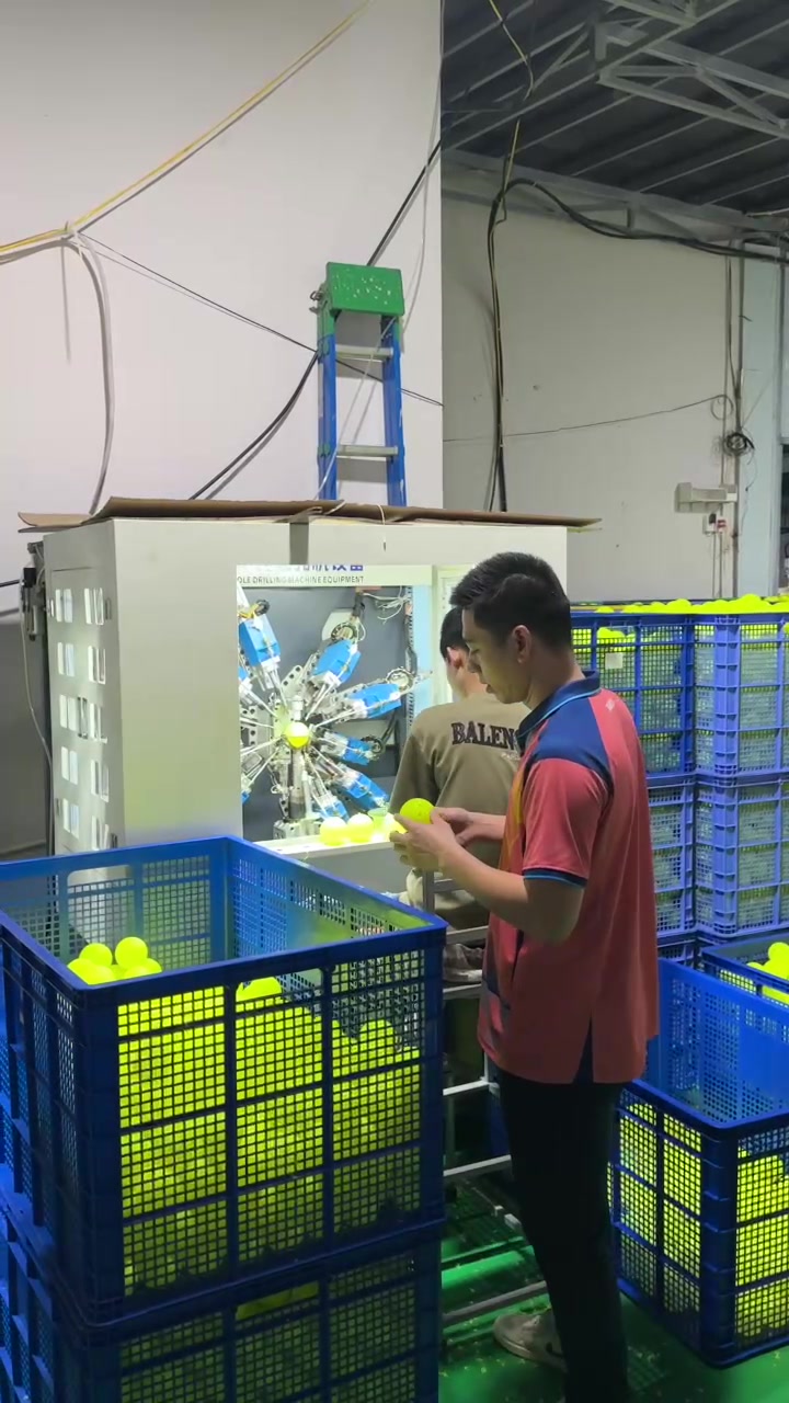 Hộp 6 quả bóng thi đấu Pickleball chính hãng Gold Pick, bóng 40 lỗ, nhựa nguyên sinh thực tế Hộp 6 quả bóng thi đấu Pickleball chính hãng Gold Pick, bóng 40 lỗ, nhựa nguyên sinh - Góc chụp chi tiết thực tế 24