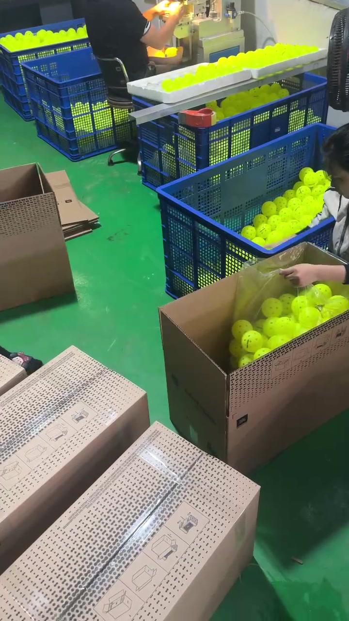 Hộp 6 quả bóng thi đấu Pickleball chính hãng Gold Pick, bóng 40 lỗ, nhựa nguyên sinh thực tế Hộp 6 quả bóng thi đấu Pickleball chính hãng Gold Pick, bóng 40 lỗ, nhựa nguyên sinh - Góc chụp chi tiết thực tế 26