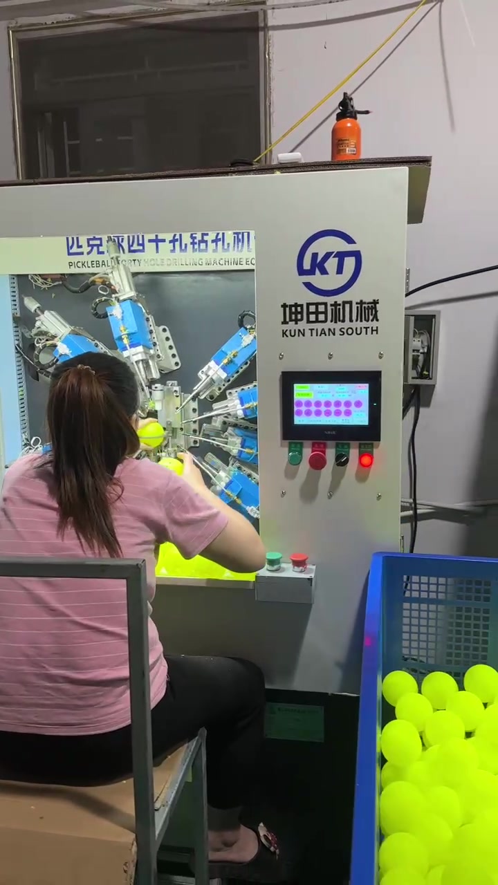 Hộp 6 quả bóng thi đấu Pickleball chính hãng Gold Pick, bóng 40 lỗ, nhựa nguyên sinh thực tế Hộp 6 quả bóng thi đấu Pickleball chính hãng Gold Pick, bóng 40 lỗ, nhựa nguyên sinh - Góc chụp chi tiết thực tế 25