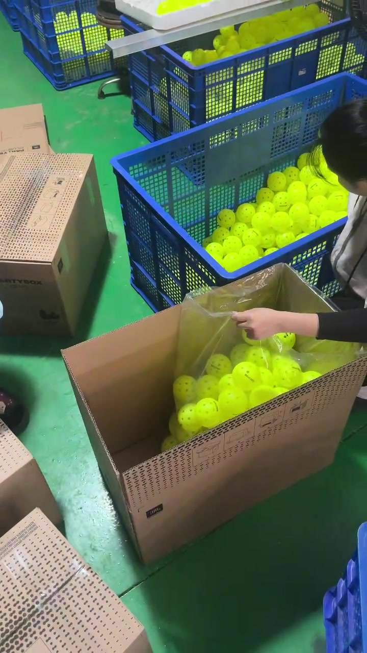 Hộp 6 quả bóng thi đấu Pickleball chính hãng Gold Pick, bóng 40 lỗ, nhựa nguyên sinh thực tế Hộp 6 quả bóng thi đấu Pickleball chính hãng Gold Pick, bóng 40 lỗ, nhựa nguyên sinh - Góc chụp chi tiết thực tế 37