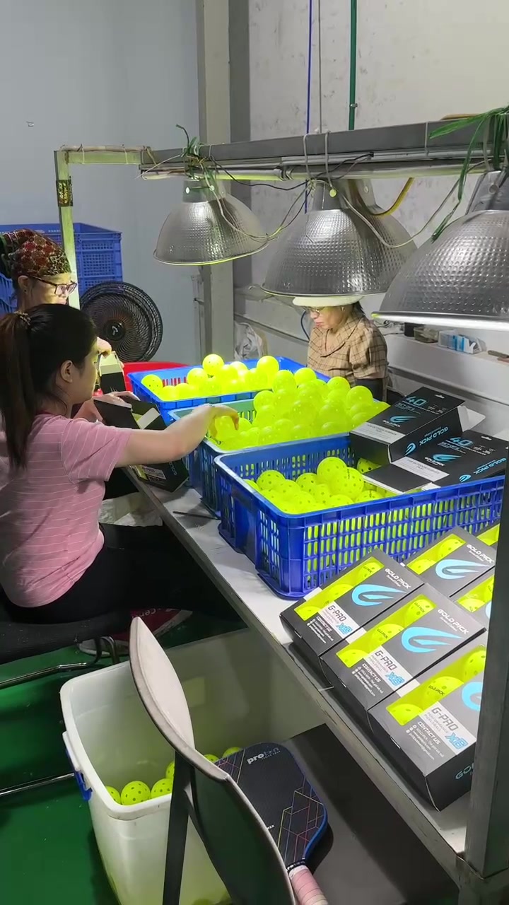 Hộp 6 quả bóng thi đấu Pickleball chính hãng Gold Pick, bóng 40 lỗ, nhựa nguyên sinh thực tế Hộp 6 quả bóng thi đấu Pickleball chính hãng Gold Pick, bóng 40 lỗ, nhựa nguyên sinh - Góc chụp chi tiết thực tế 32