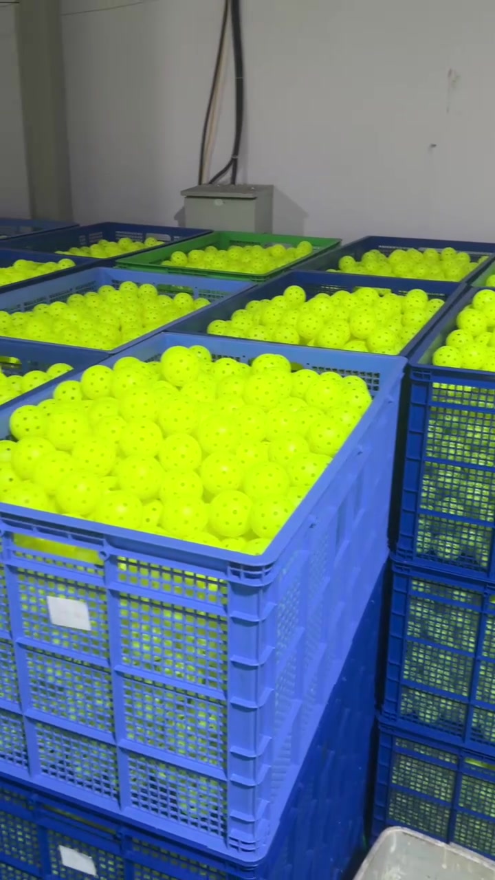 Hộp 6 quả bóng thi đấu Pickleball chính hãng Gold Pick, bóng 40 lỗ, nhựa nguyên sinh thực tế Hộp 6 quả bóng thi đấu Pickleball chính hãng Gold Pick, bóng 40 lỗ, nhựa nguyên sinh - Góc chụp chi tiết thực tế 36