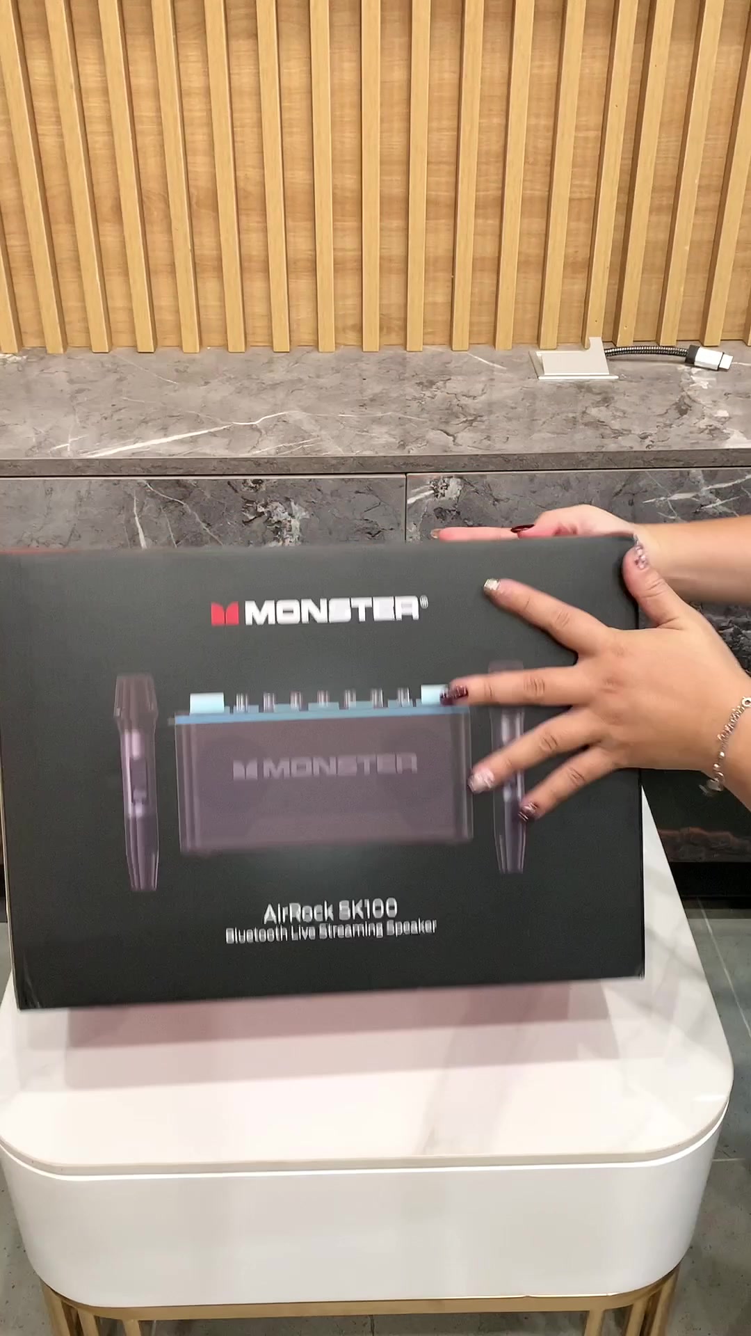 Loa Karaoke MONSTER AirRock SK100 – Bluetooth Live Streaming Speaker, có 2 Mic ko dây thực tế Loa Karaoke MONSTER AirRock SK100 – Bluetooth Live Streaming Speaker, có 2 Mic ko dây - Góc chụp chi tiết thực tế 4