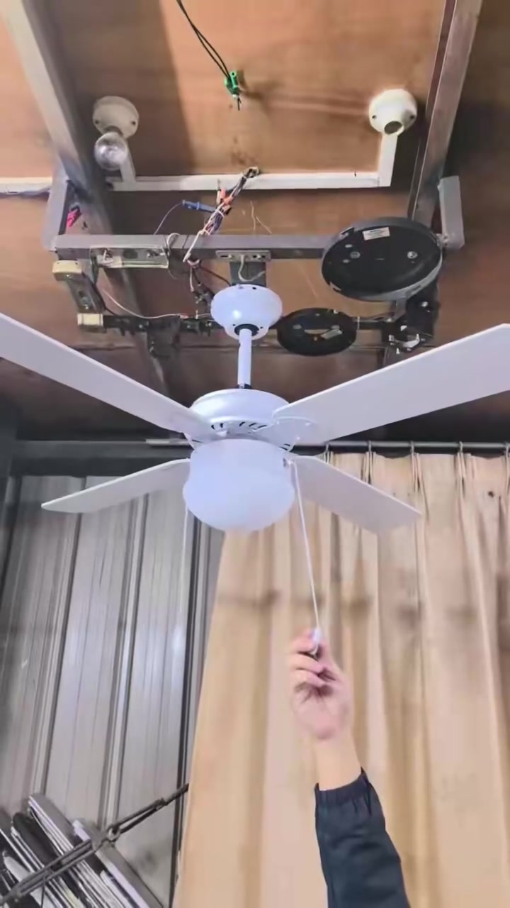 Tính năng Quạt trần LAVALUX 42 inch, 4 cánh quạt, tích hợp đèn chiếu sáng Chi tiết tính năng nổi bật và chất liệu bền bỉ của Quạt trần LAVALUX 42 inch, 4 cánh quạt, tích hợp đèn chiếu sáng