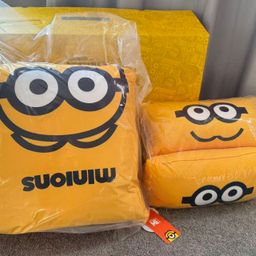 Bộ 2 gối tựa đầu + 2 gối tựa lưng ô tô Minions ( chính hãng )
