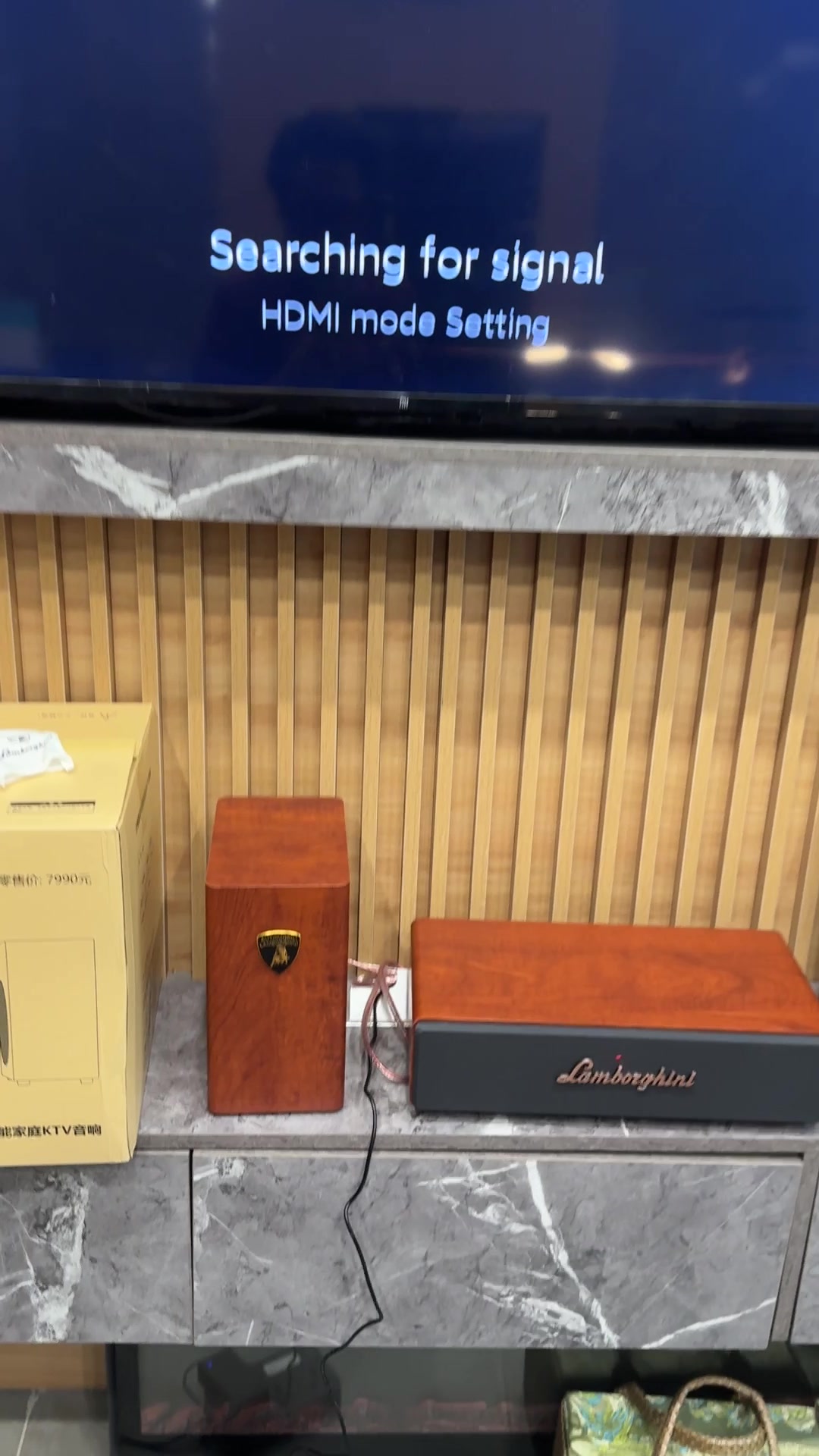 Loa Karaoke AI Lamborghini Topi M9 - kèm 2 mic, công suất 60W, chạy Android thực tế Loa Karaoke AI Lamborghini Topi M9 - kèm 2 mic, công suất 60W, chạy Android - Góc chụp chi tiết thực tế 4