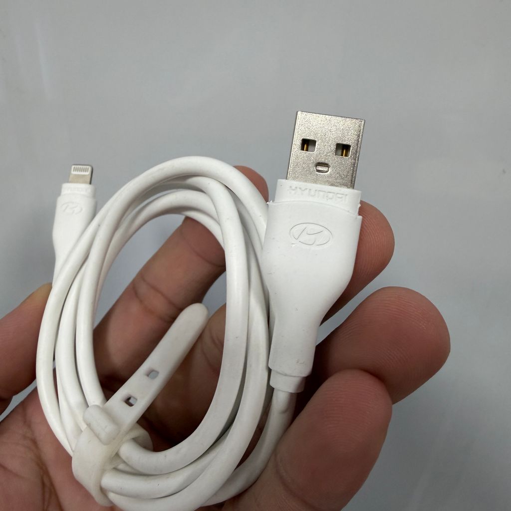 Dây cáp sạc nhanh iPhone USB - A Hyundai ( ko hộp ) thực tế Dây cáp sạc nhanh iPhone USB - A Hyundai ( ko hộp ) - Góc chụp chi tiết thực tế 6