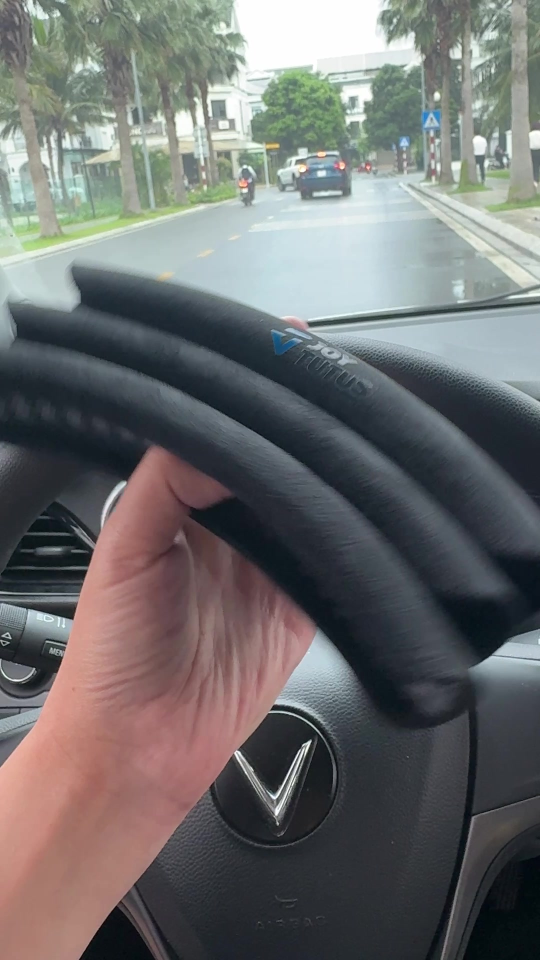 Tính năng Bọc vô lăng 3 mảnh (segment steering wheel cover) thương hiệu JOY TUTUS ( màu random ) Chi tiết tính năng nổi bật và chất liệu bền bỉ của Bọc vô lăng 3 mảnh (segment steering wheel cover) thương hiệu JOY TUTUS ( màu random )