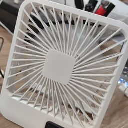 Quạt mini 5 cánh để bàn, có chân dựng, ko tích điện, cắm Pin dự phòng sử dụng.