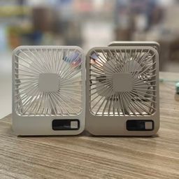 Quạt mini 5 cánh để bàn, có chân dựng, ko tích điện, cắm Pin dự phòng sử dụng.