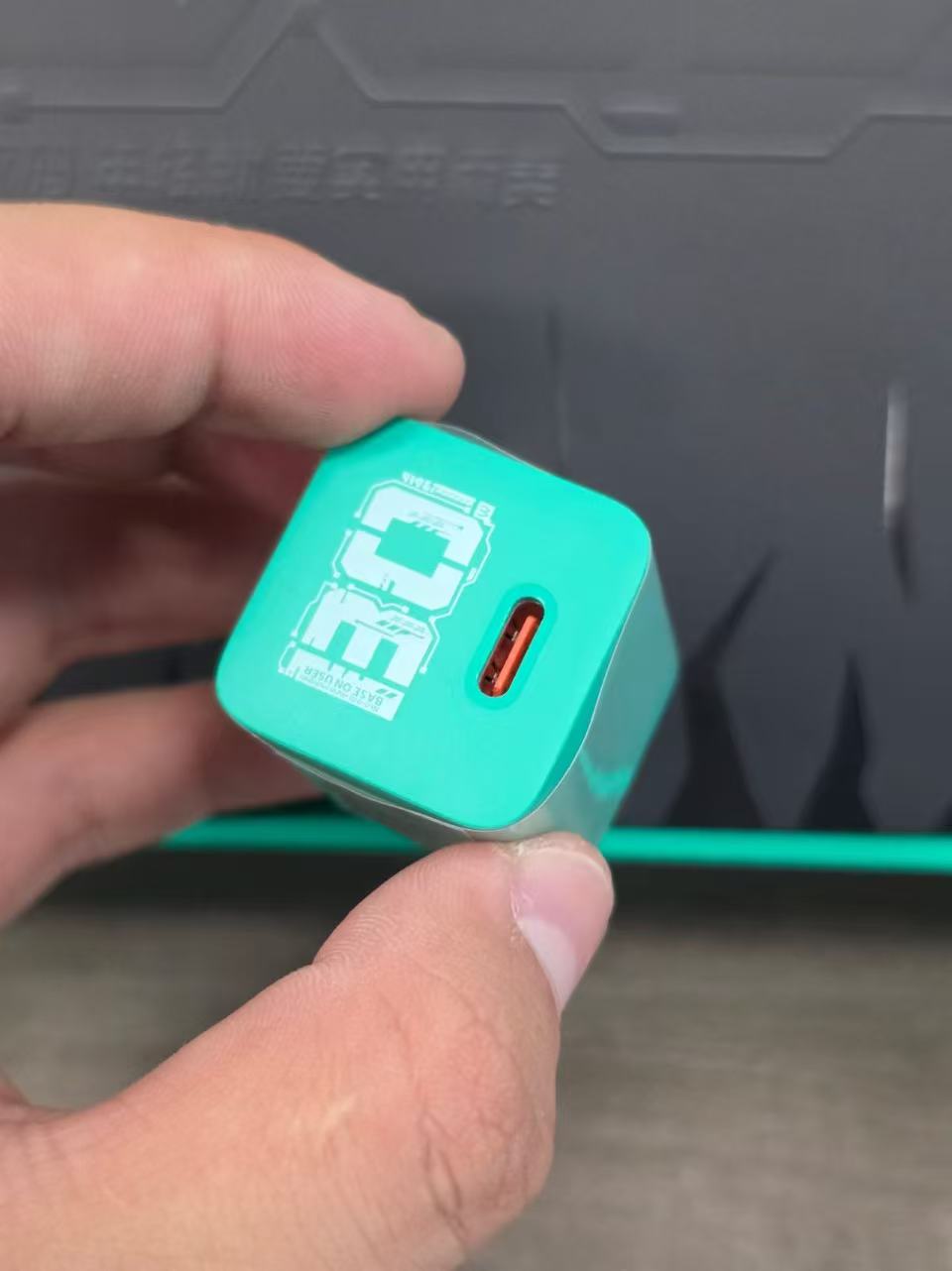 Bộ quà tặng Baseus Limited Edition gồm Pin dự phòng + sạc 30W + tai nghe + ổ điện thực tế Bộ quà tặng Baseus Limited Edition gồm Pin dự phòng + sạc 30W + tai nghe + ổ điện - Góc chụp chi tiết thực tế 9