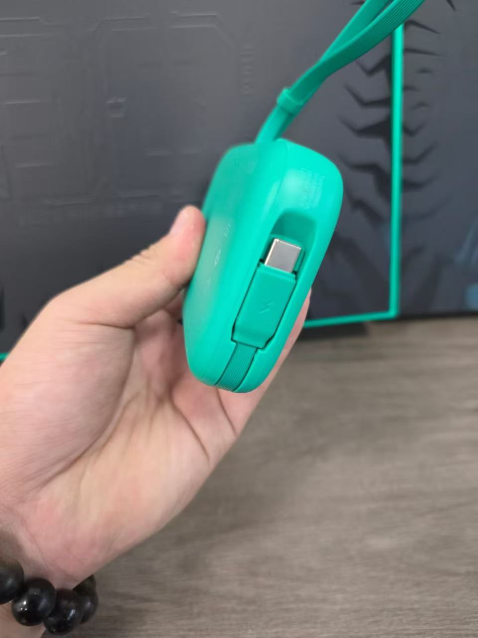 Bộ quà tặng Baseus Limited Edition gồm Pin dự phòng + sạc 30W + tai nghe + ổ điện thực tế Bộ quà tặng Baseus Limited Edition gồm Pin dự phòng + sạc 30W + tai nghe + ổ điện - Góc chụp chi tiết thực tế 7