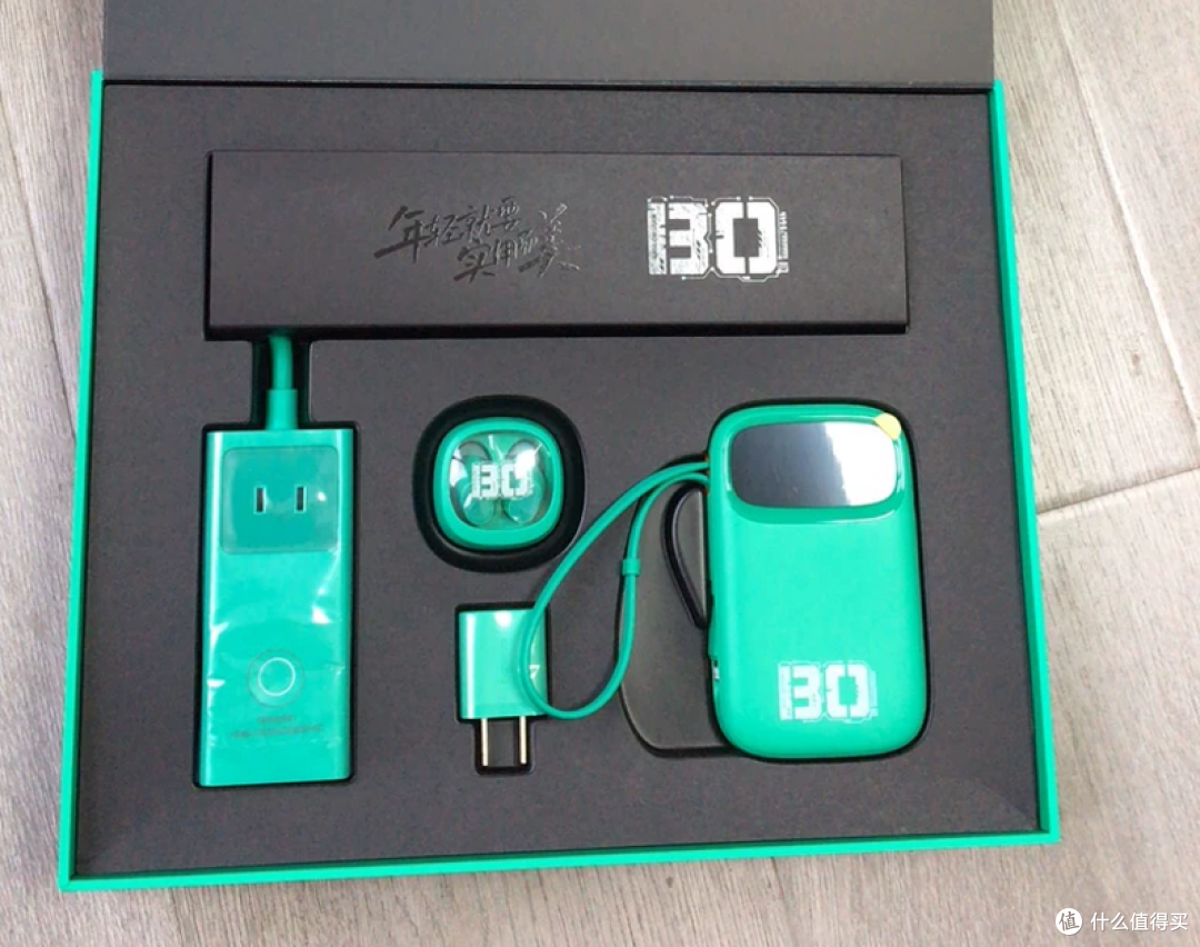 Bộ quà tặng Baseus Limited Edition gồm Pin dự phòng + sạc 30W + tai nghe + ổ điện thực tế Bộ quà tặng Baseus Limited Edition gồm Pin dự phòng + sạc 30W + tai nghe + ổ điện - Góc chụp chi tiết thực tế 4