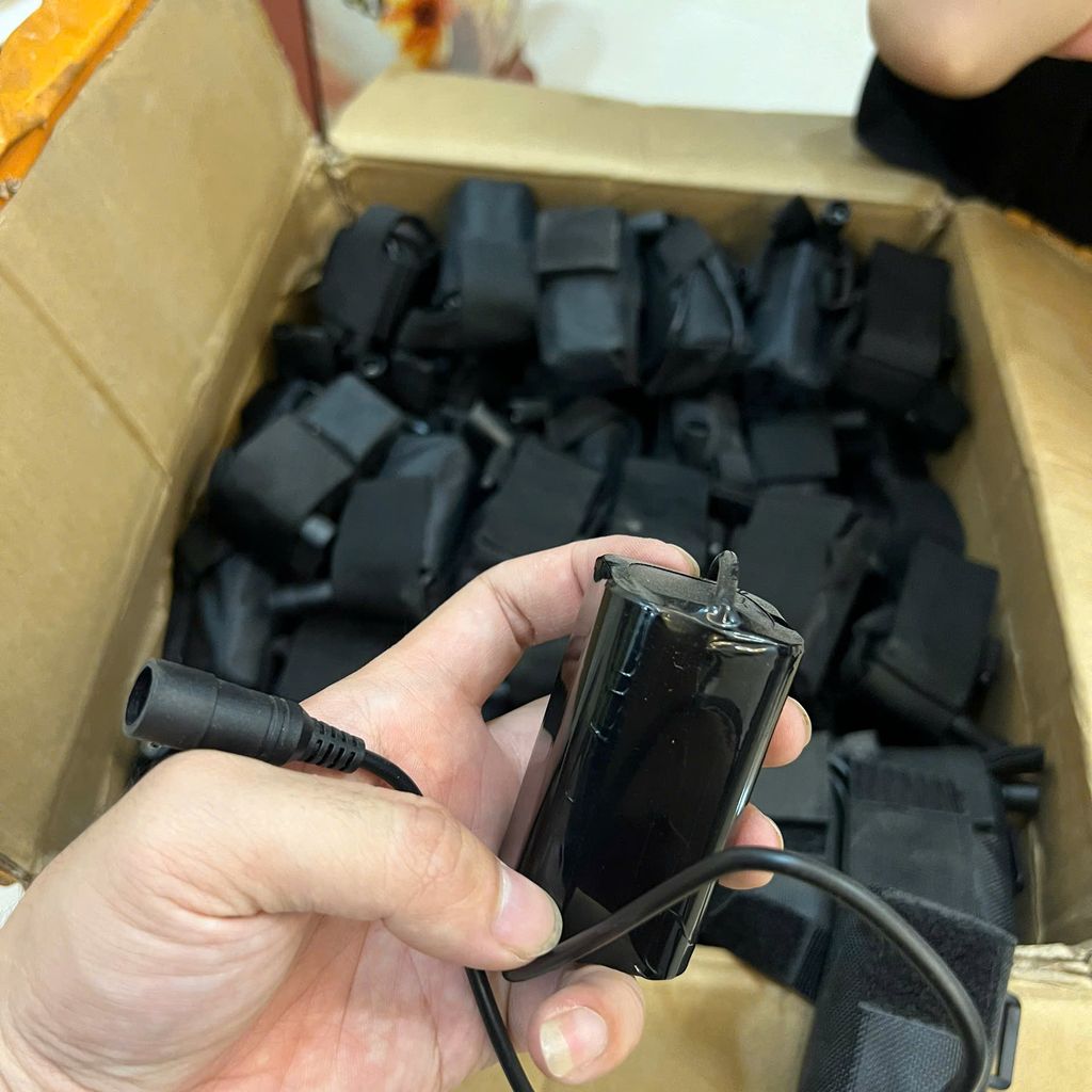 Pin và sạc đèn pha xe đạp thể thao 4 pin sạc 18650