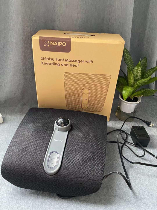 Máy massage chân bi đá nóng chính hãng NAIPO MGF-50177( điện 110v - có tặng kèm adapter 110v)